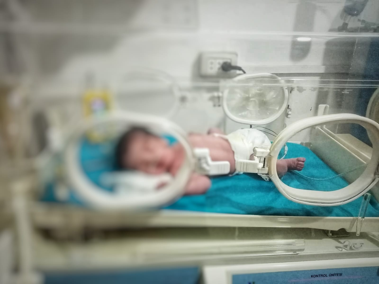 The newborn Laith needs incubator