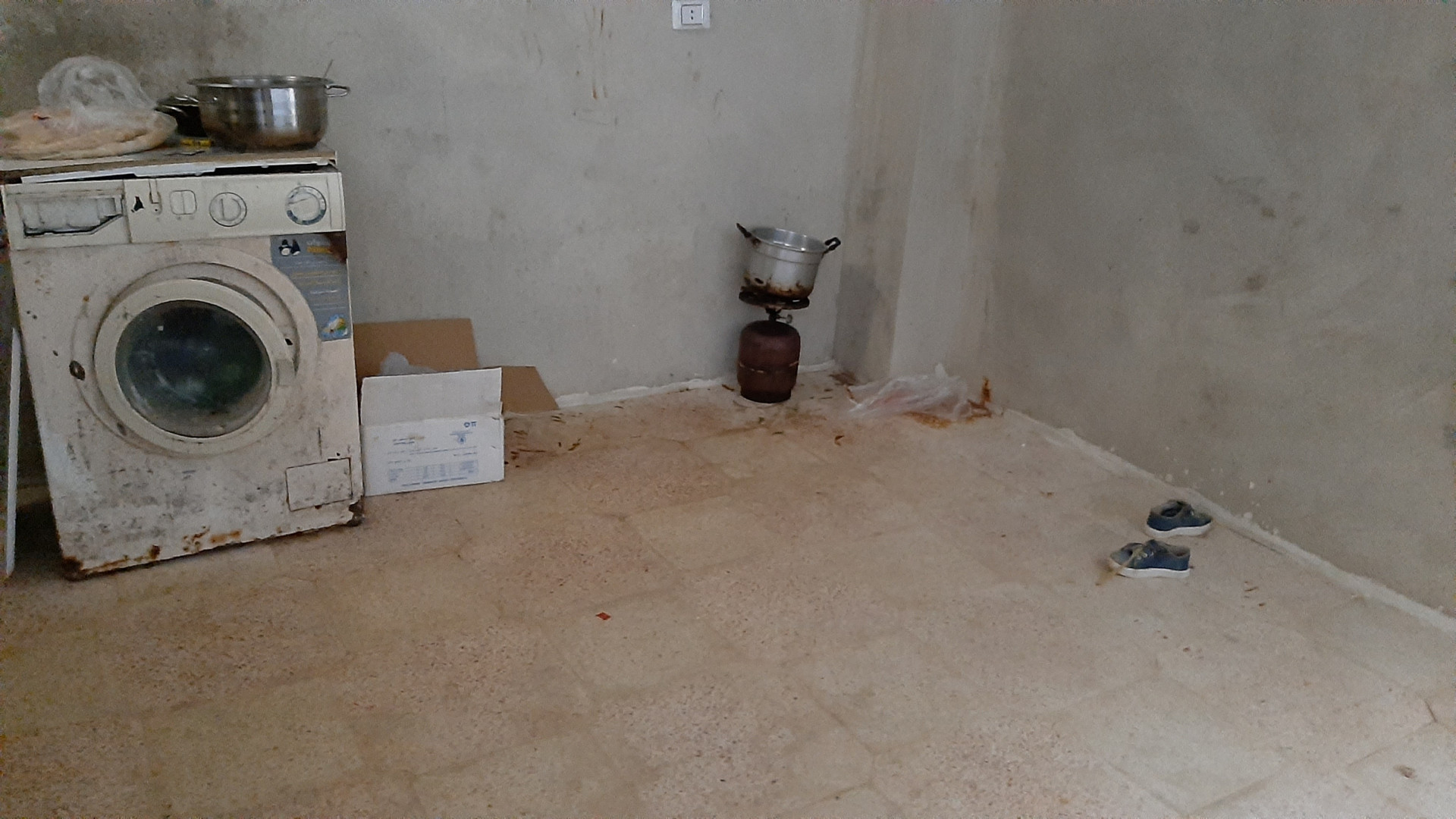 أم وأطفالها الأربعة بحاجة المساعدة