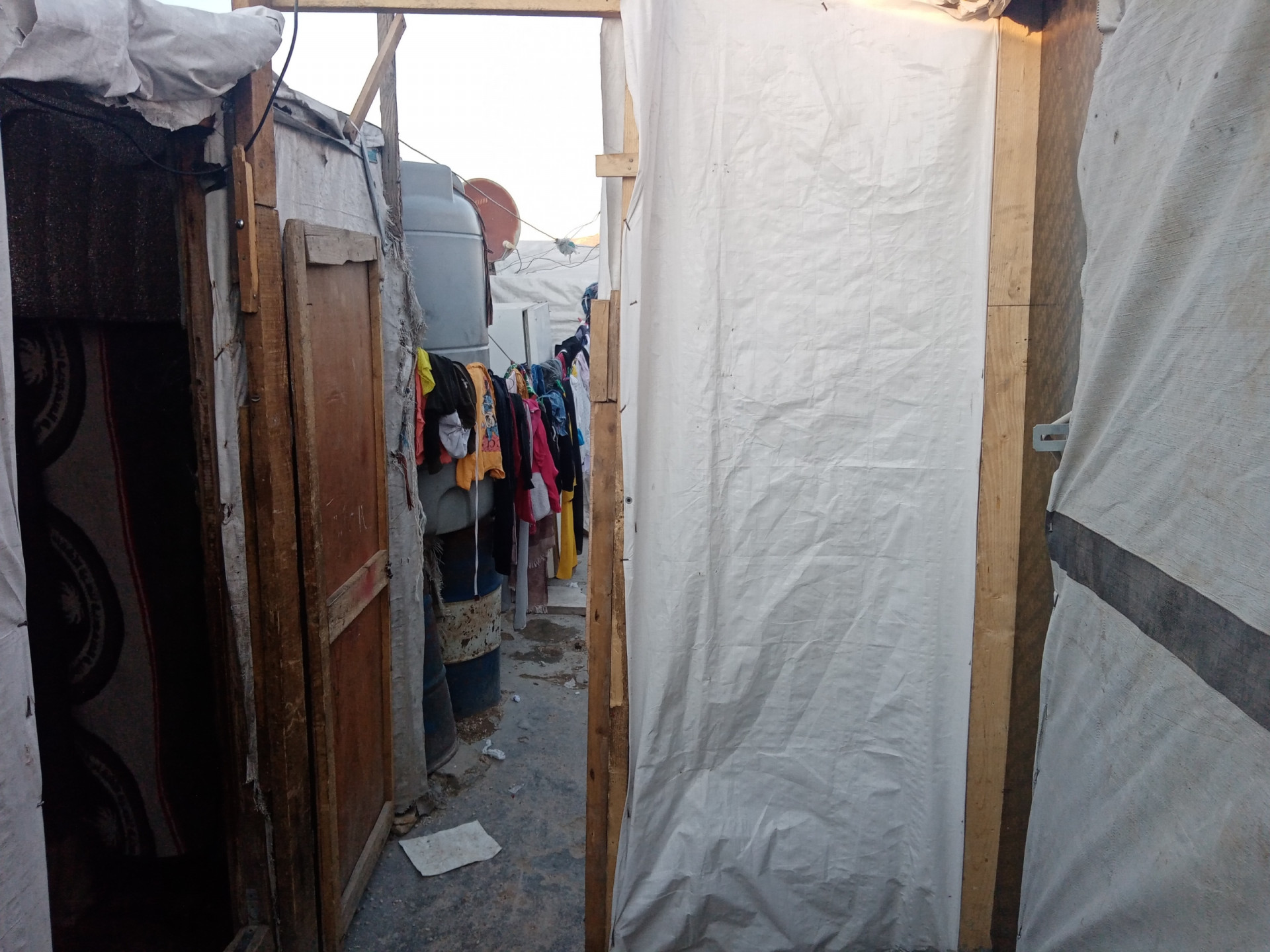 Mahasen and her 4 children live in a poor tent and needs your help