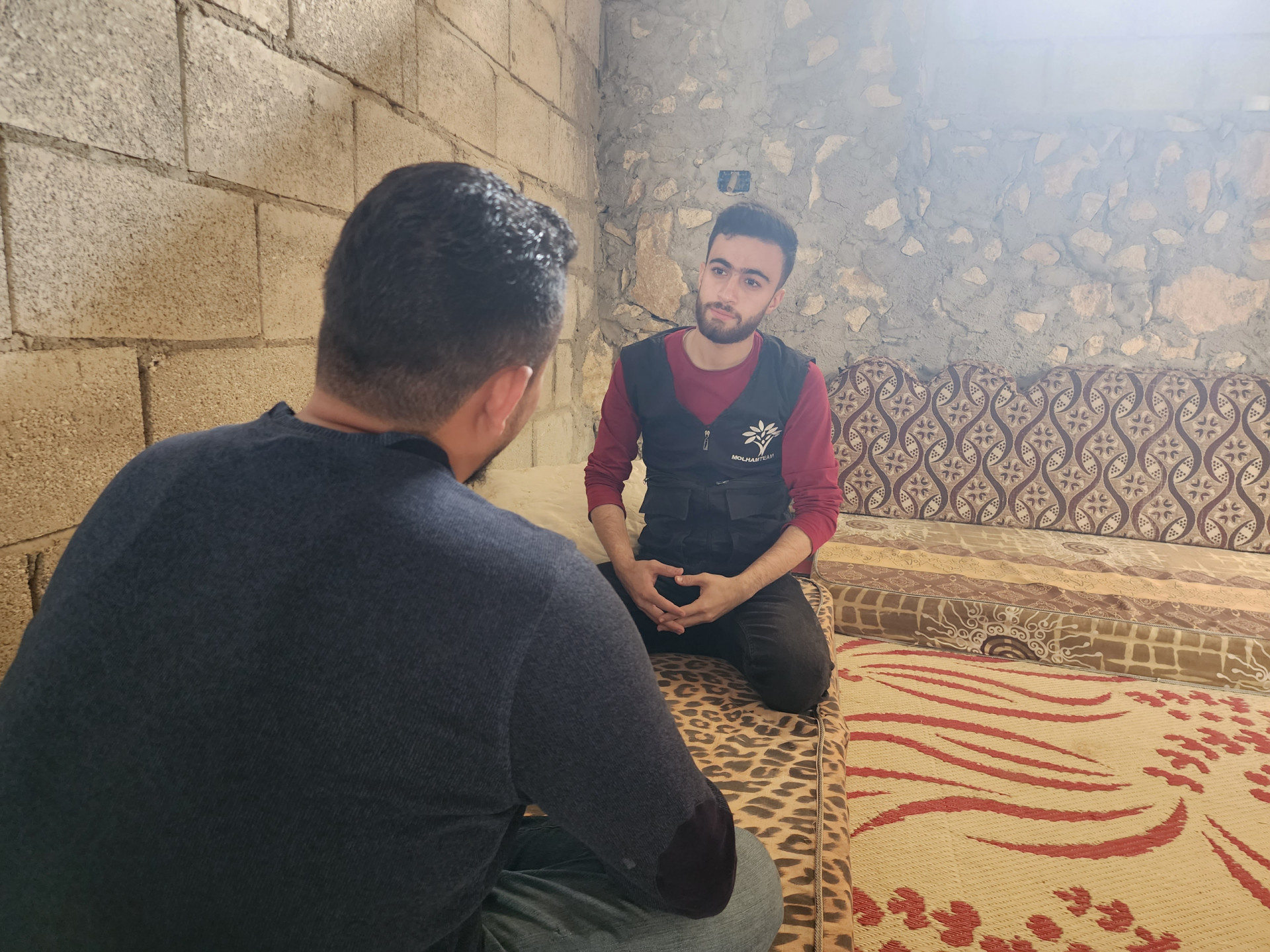 في منزل من دون إكساء يعيش الأخ جهاد الذي يعاني امراض عديدة