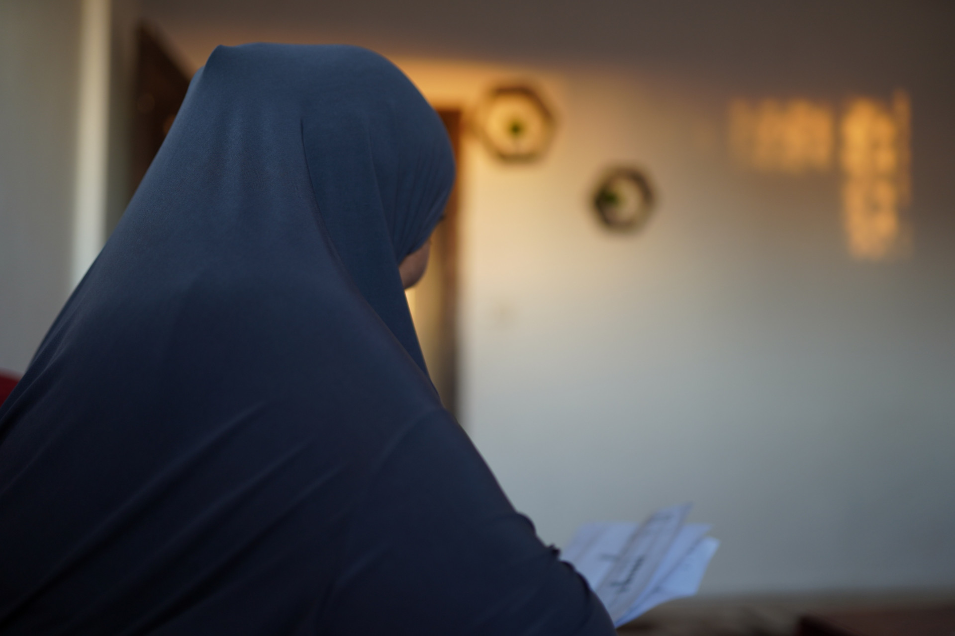 A woman suffers from urethra stones and needs urgent surgery
