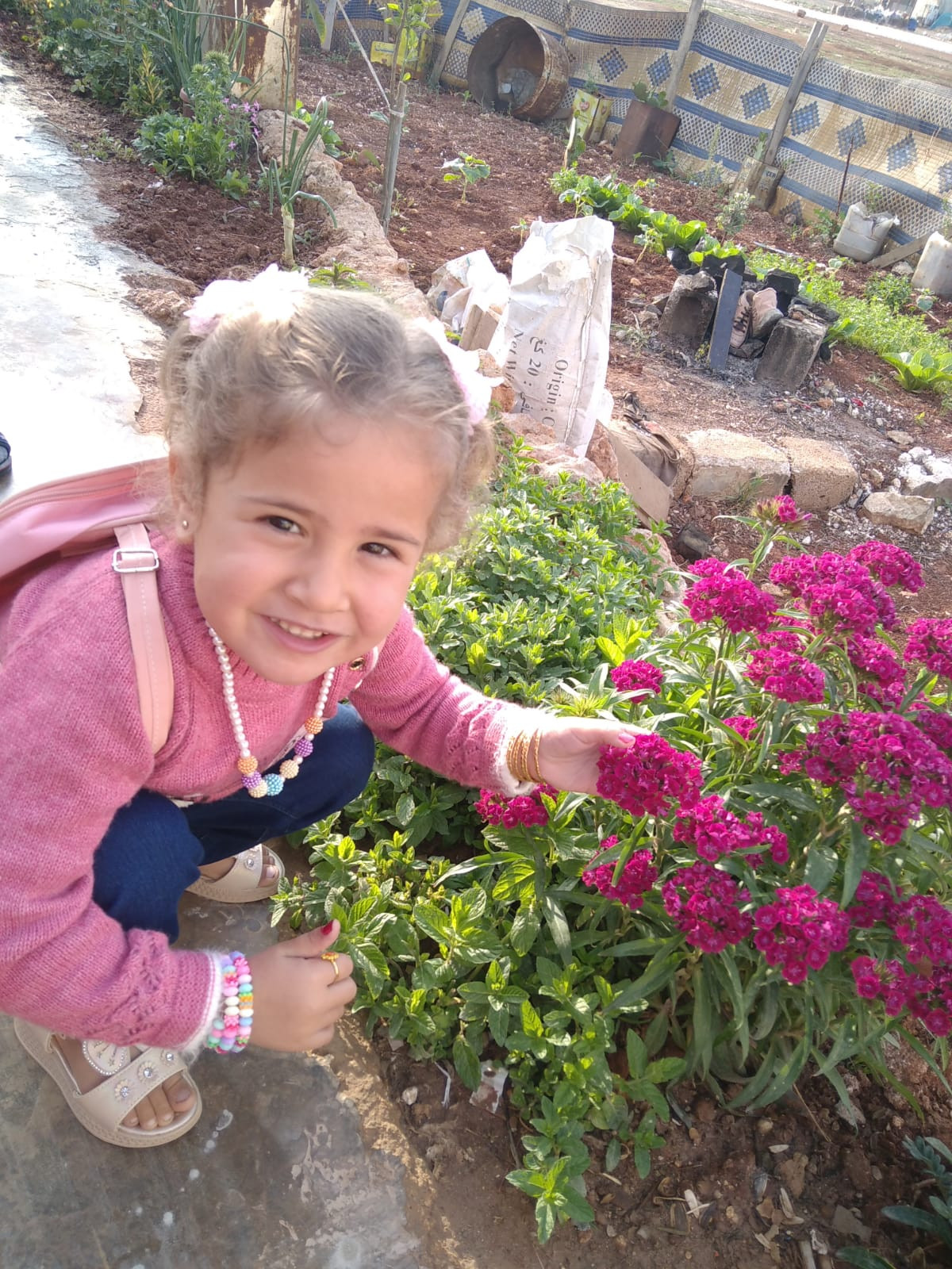 قمر طفلة يتيمة بانتظار دعمكم