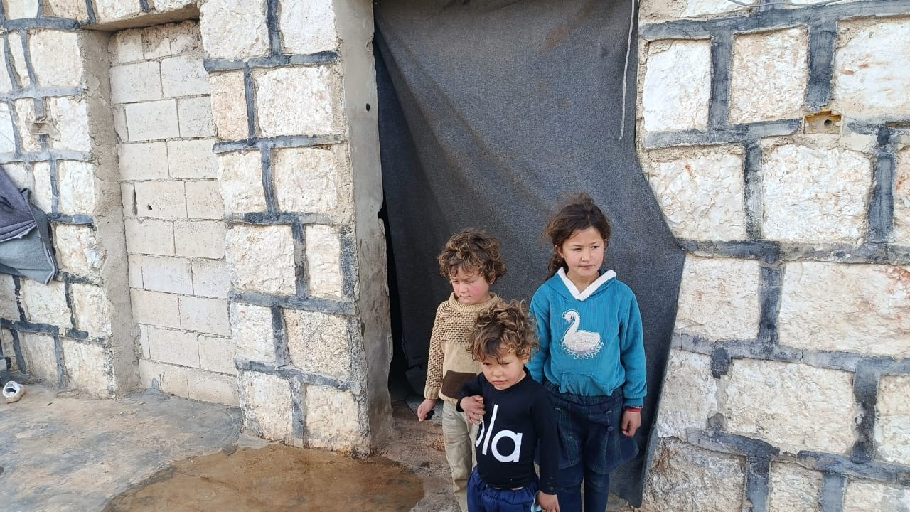 أب عاجز و أربعة أطفال أنهكهم الجوع