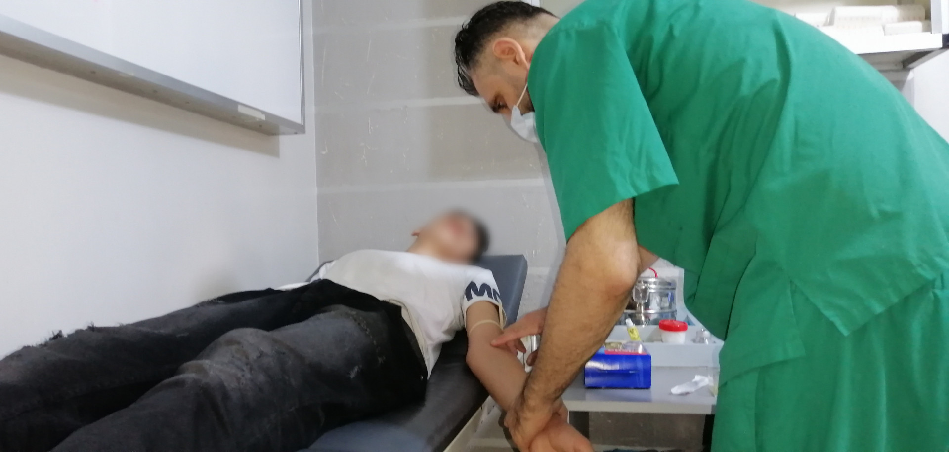 Das Kind Mustafa leidet unter schweren Atembeschwerden und muss operiert werden