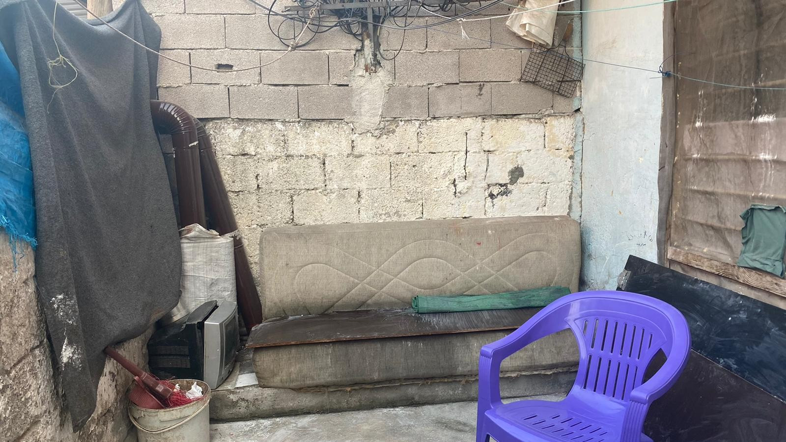 عائلة تسكن في بيت وضعه أكثر من مأساوي!