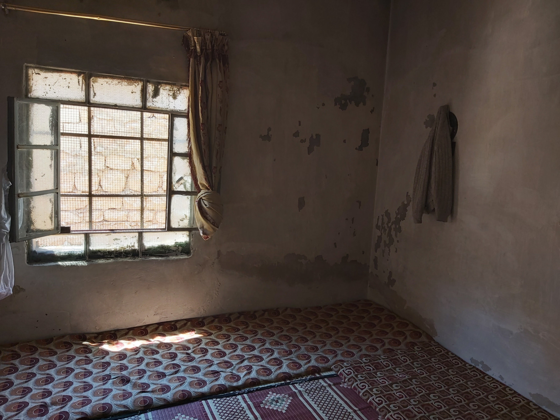 A window with her three children need your help!