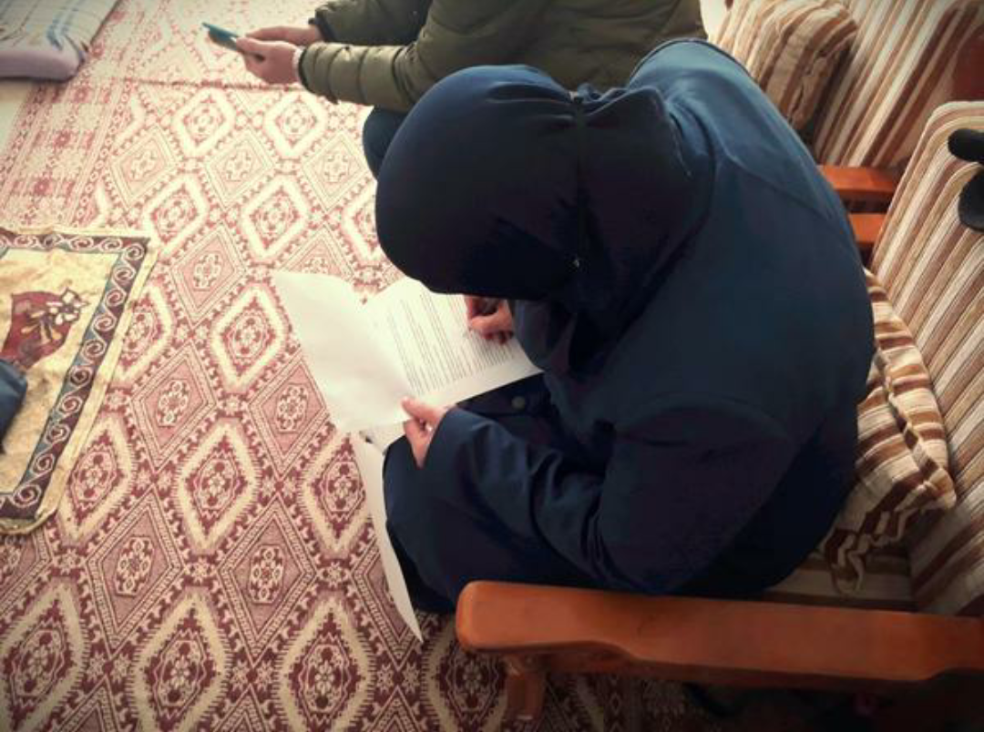 A woman suffers of pain