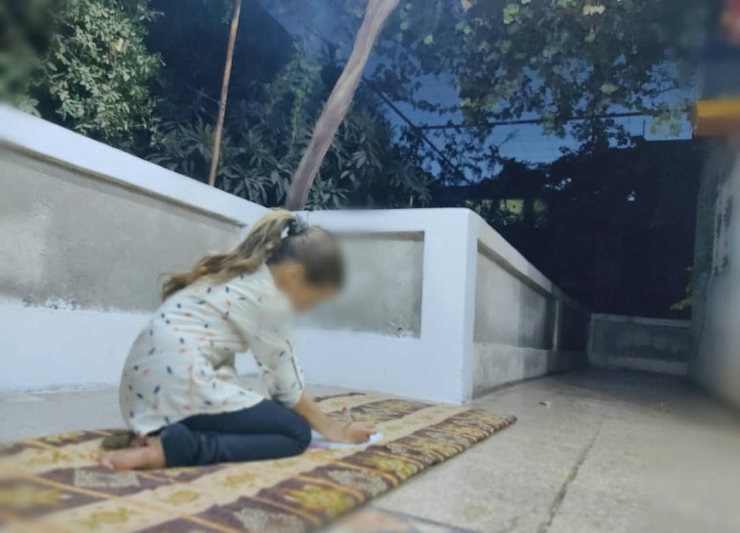 طفلة لديها فشل في هرمون النمو gh مما يجعلها تعاني من قصر القامة