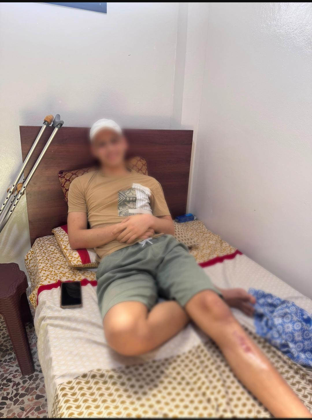 عبيدة… يحارب السرطان ويحلم بالعودة إلى مدرسته