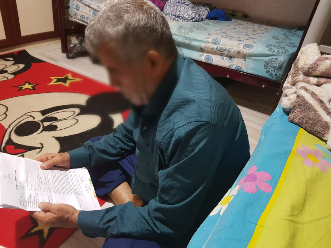 رجل يعاني من السرطان