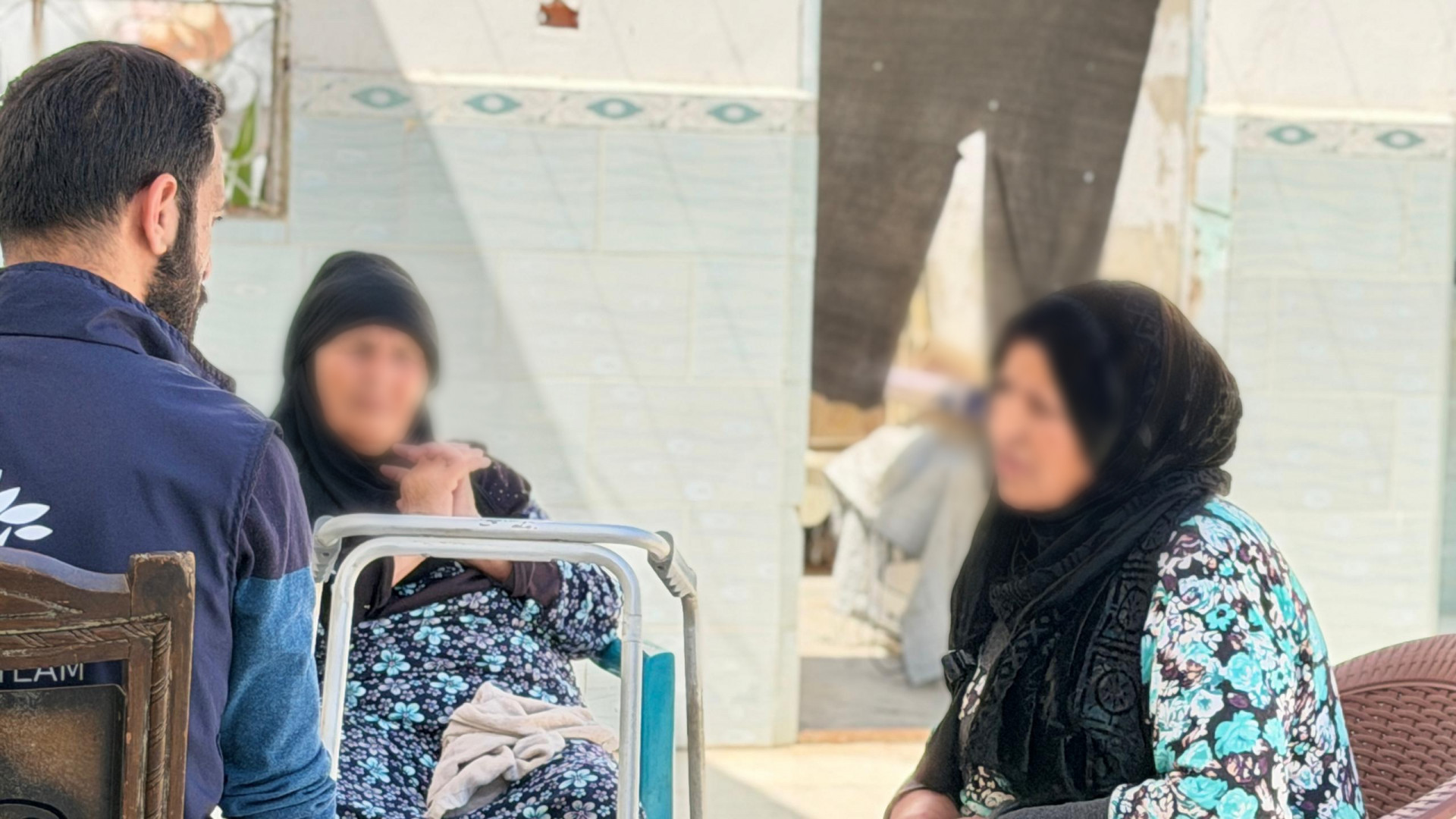 ابنةٌ تُعيل والدين أنهكهما المرض
