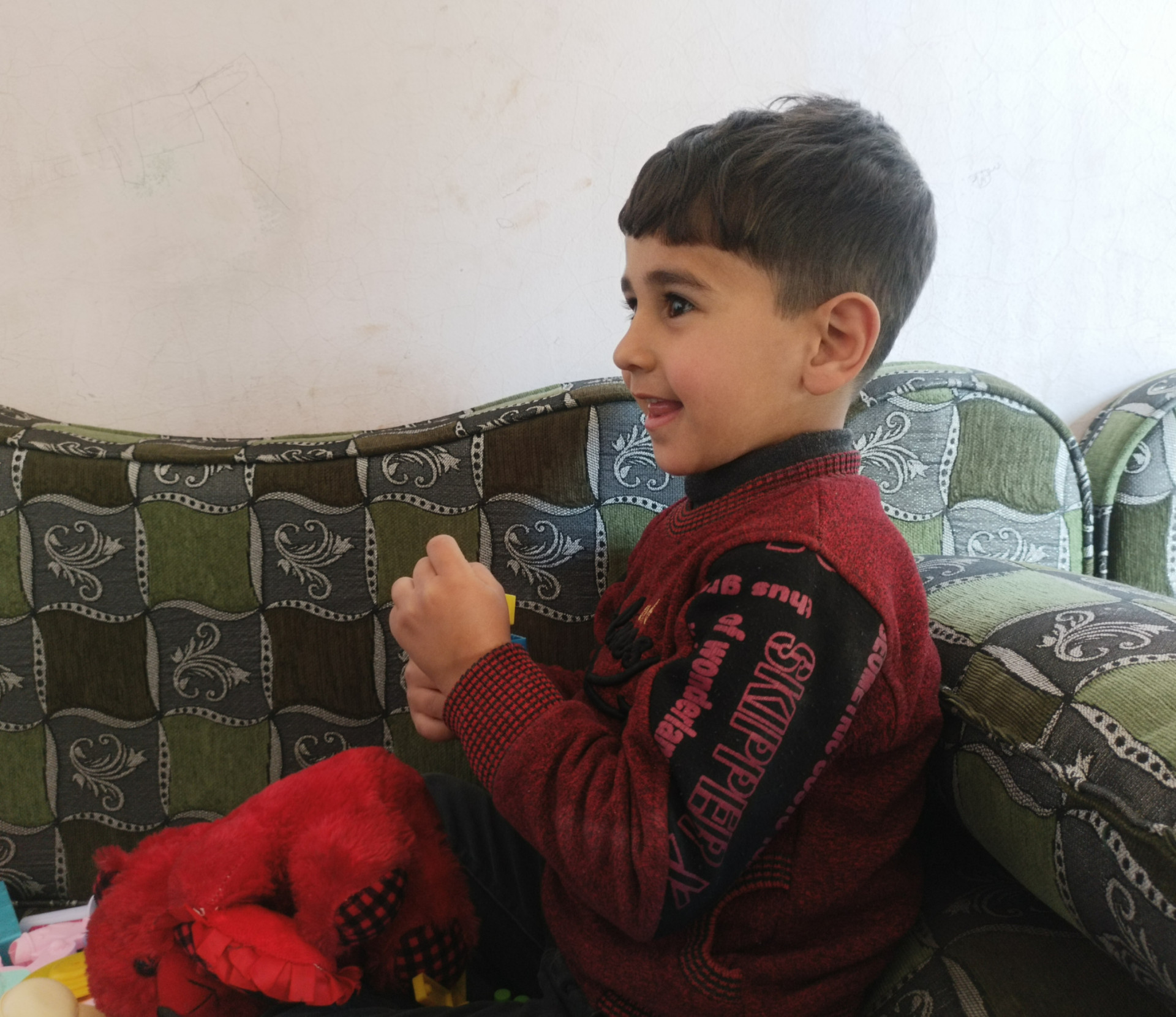 صغيرنا محمد بحاجة سماعة طبية .
