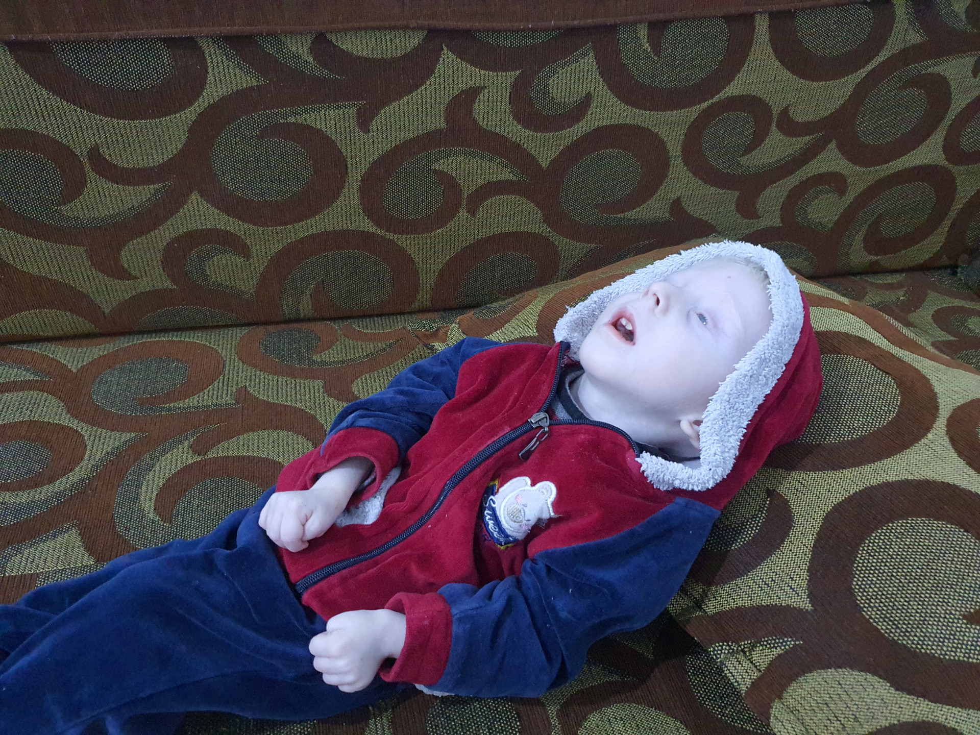 Mahmoud, a child caught between the pain of illness and the suffering of deprivation