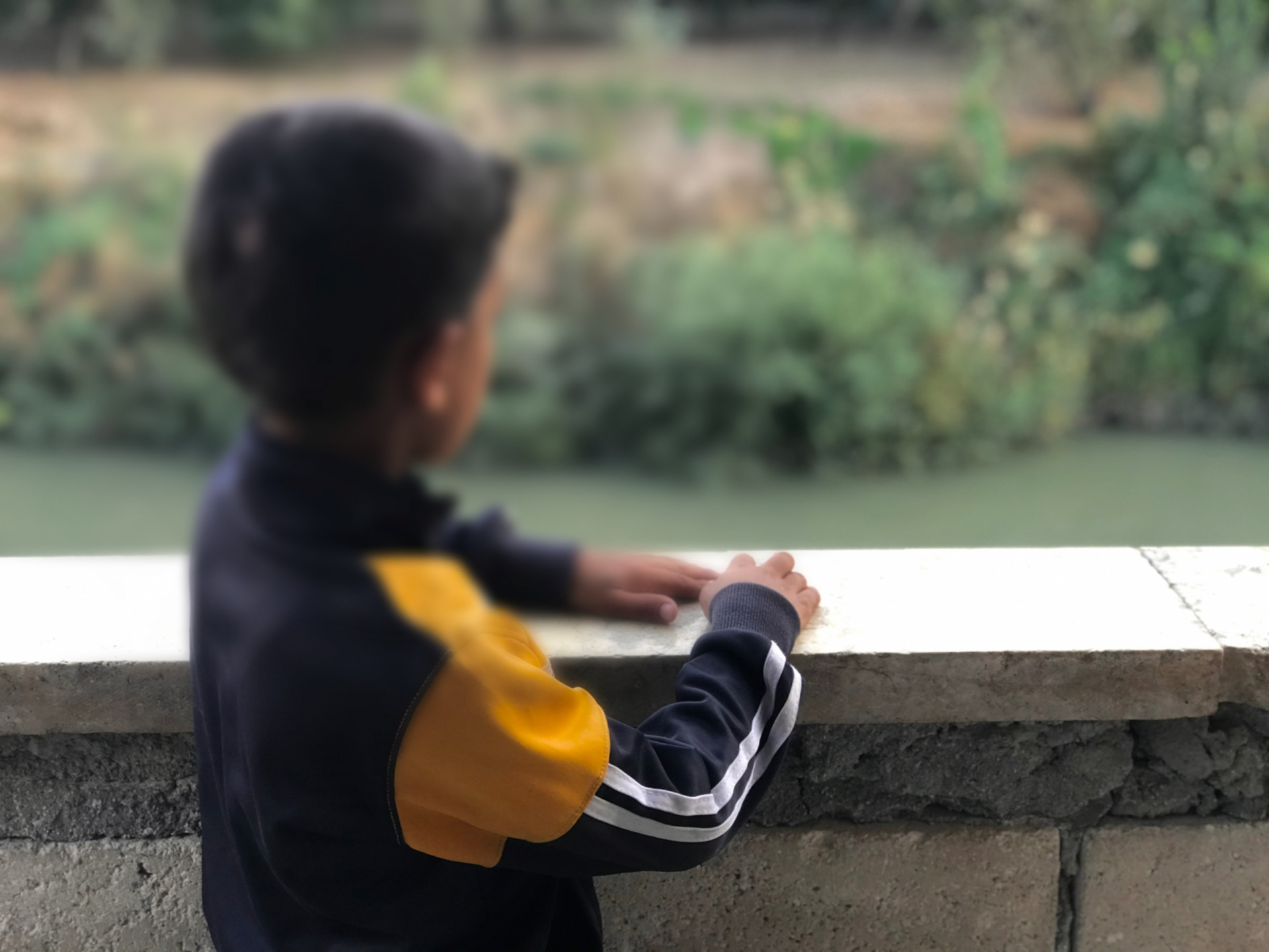 أحمد يعاني من قصر بالقامة وبحاجة مساعدة