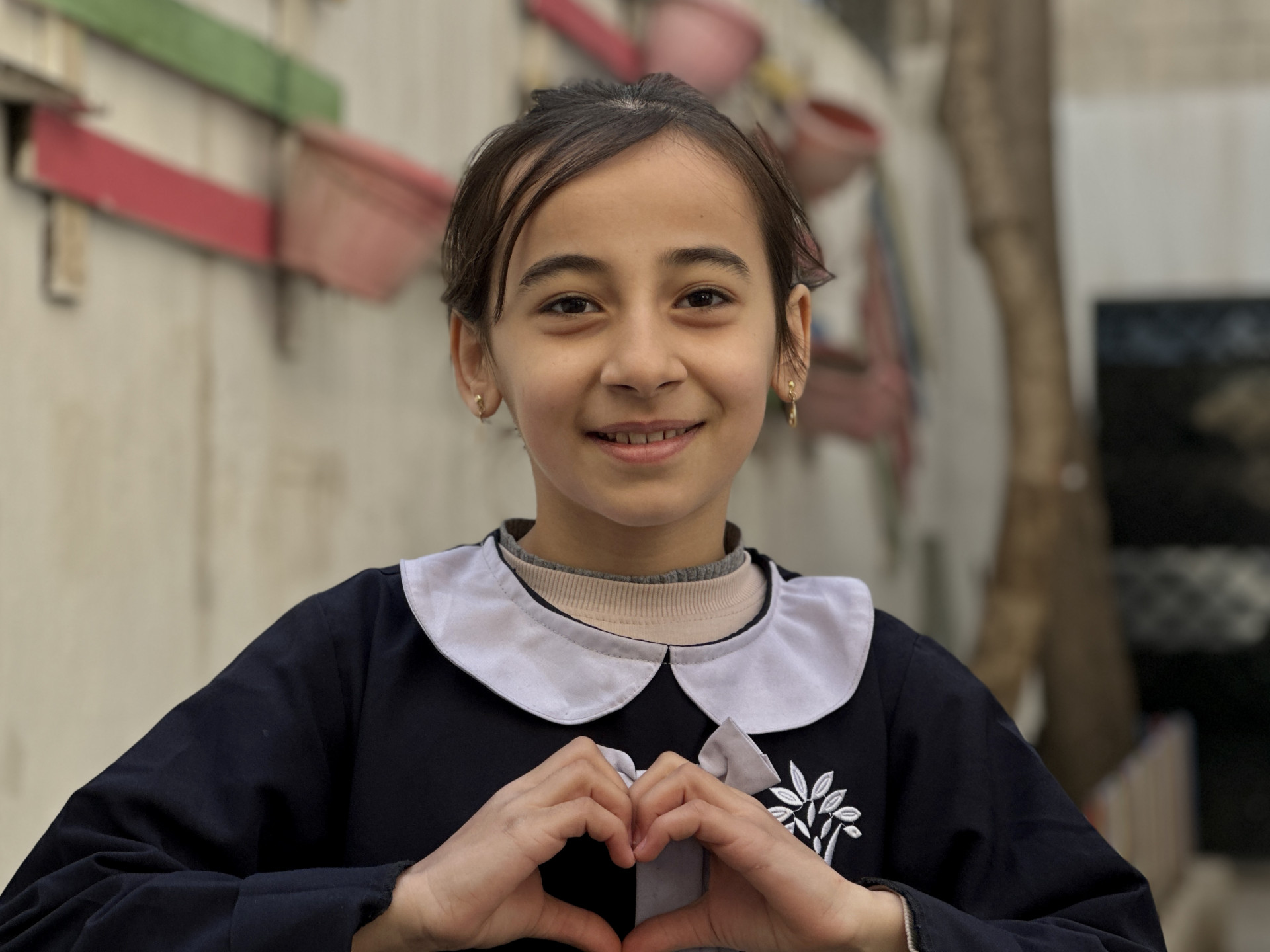 عائشة طفلة يتيمة تحلم بالتعليم