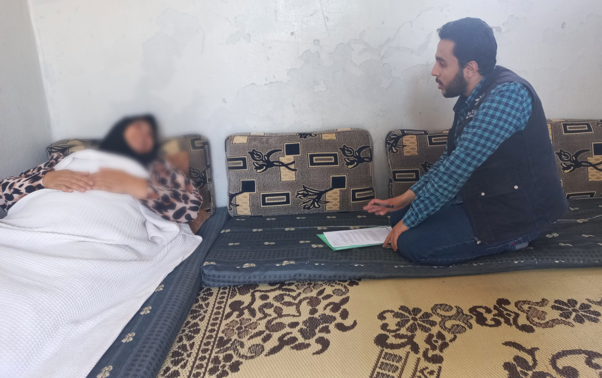 الخالة زنوب أصبحت بحاجة ملحَّة للعلاج ولكن يصعب على عائلتها جمع تكلفة العملية المطلوبة.