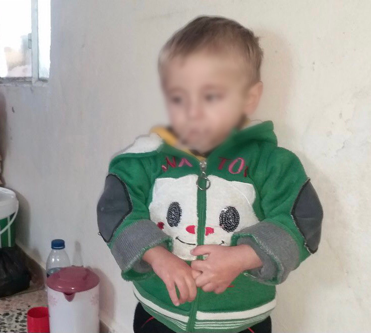 طفرةٌ جينية جعلت الطفل سيف ذو الثلاث سنوات في حالةٍ حرجة وأفقدت أبيه عمله