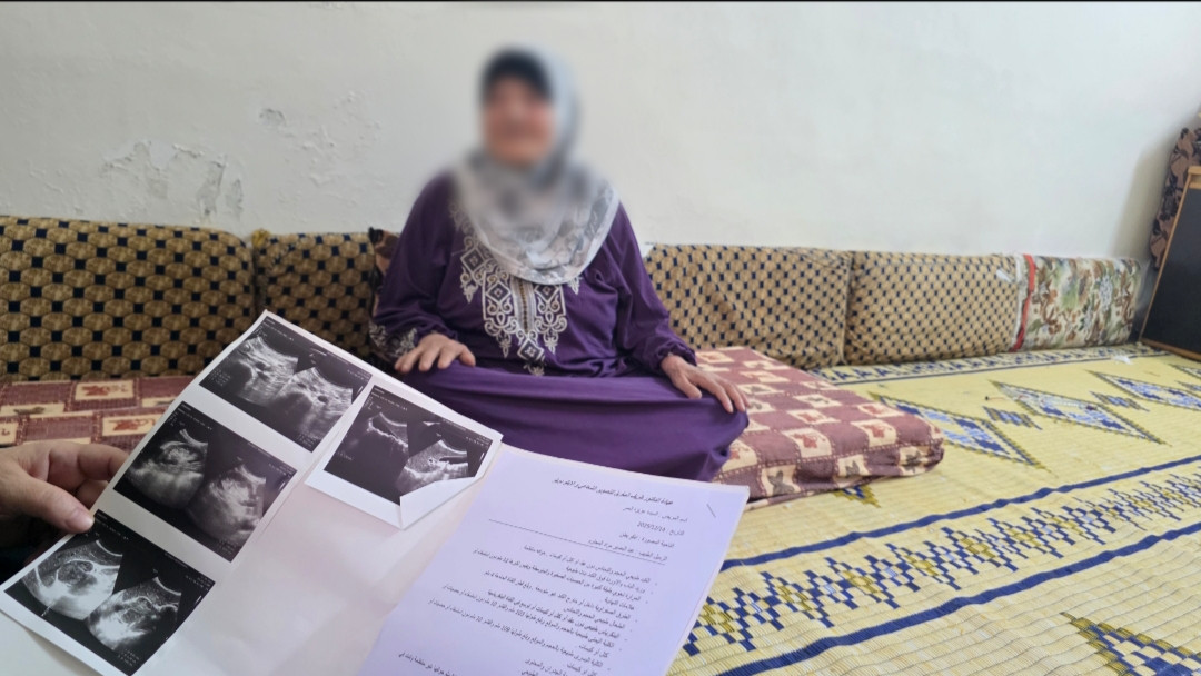 الخالة عزيزة… أمّ تواجه المرض بعد فقد أبنائها
