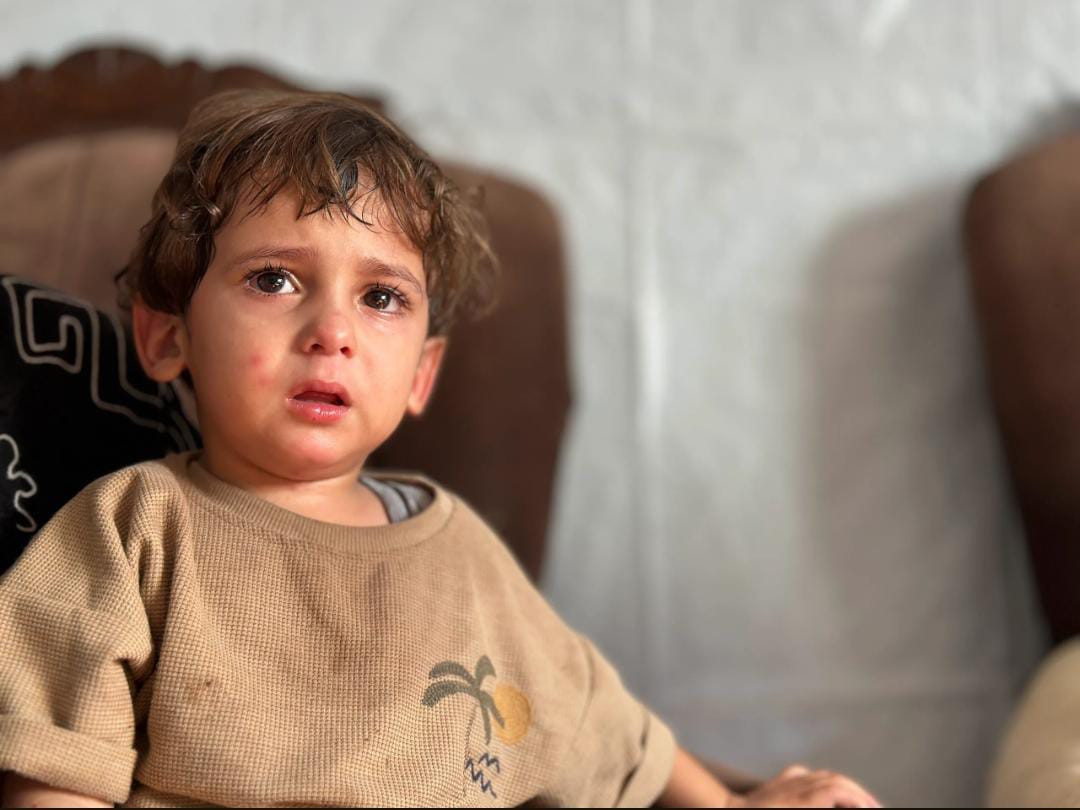 يجد أحمد في أمّه عالمه كلّه