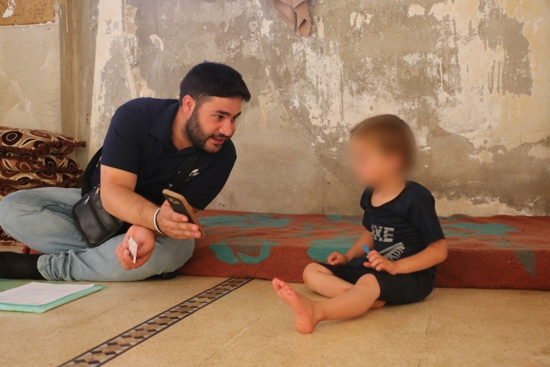 بعيداً عن أصدقائه.. محمد يعاني من حول وحشي في عينيه