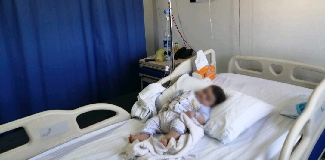 A little child suffers from severe pneumonia
