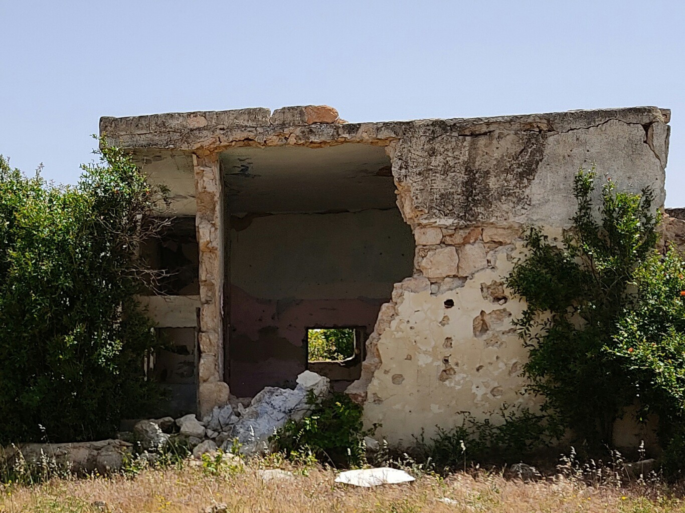 A family lives between shattered buildings‘ debris