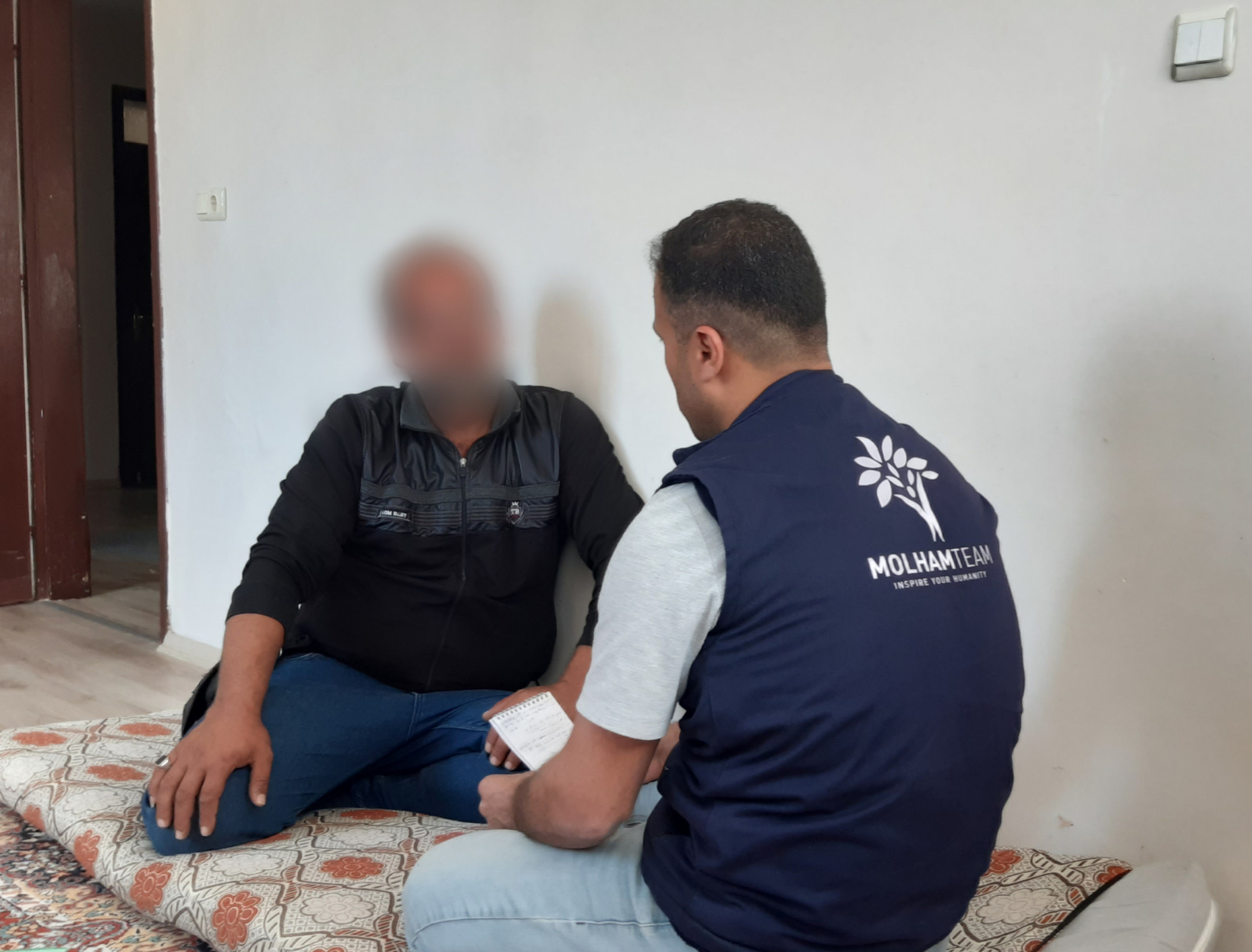 ساعدوا العم بلال حتى يعود نظره صحيحاً