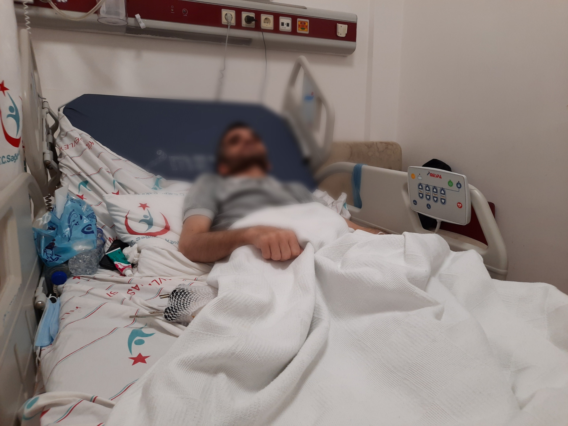 بعد بتر قدماه أصبح بحاجة ضرورية لكرسي متحرك