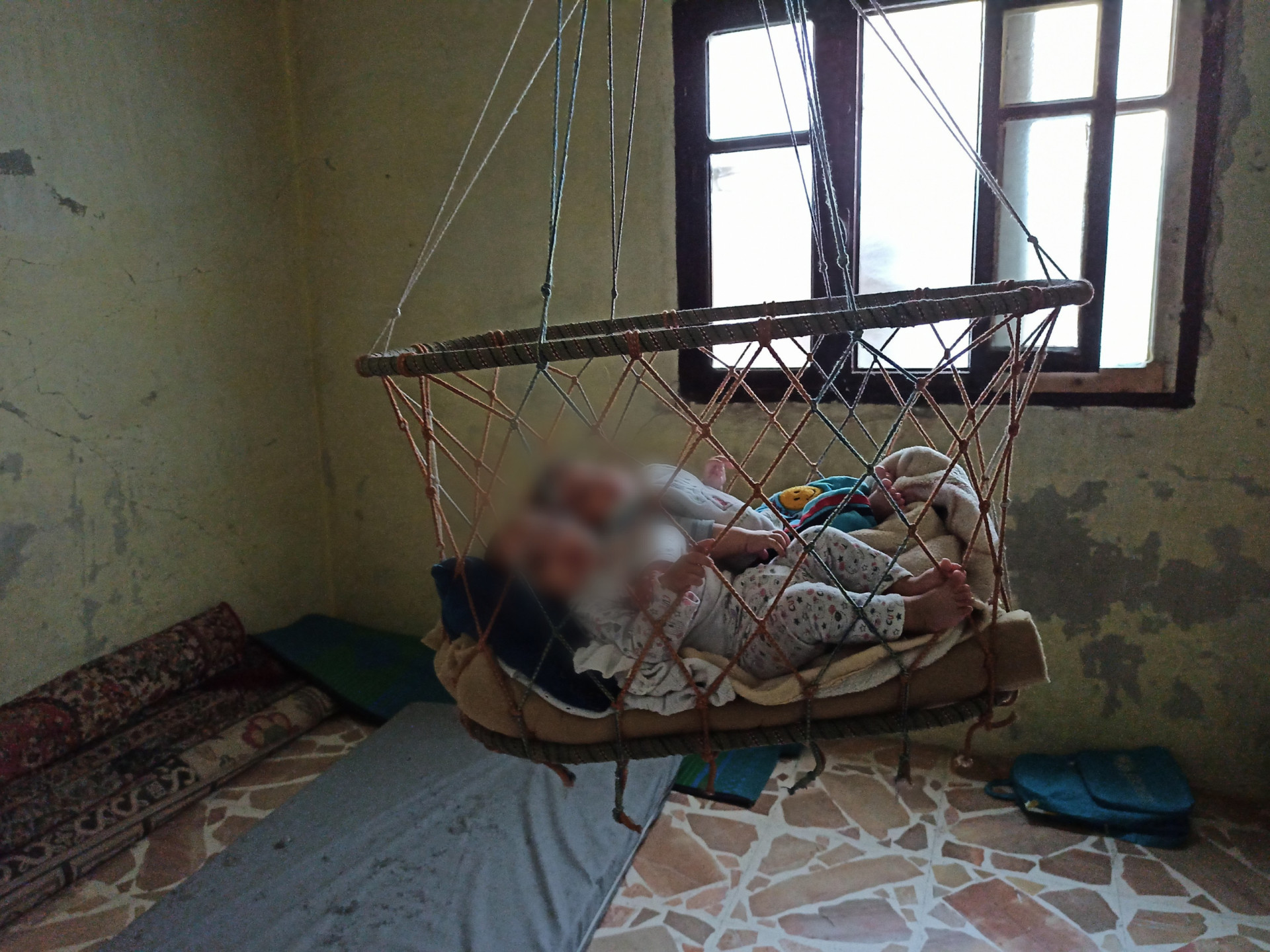 A father suffers from displacement with his 9 children