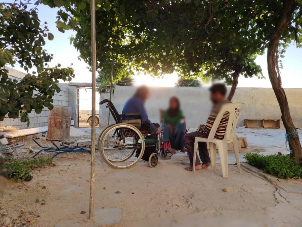 أولاده الأربعة يعانون من إعاقة جسدية