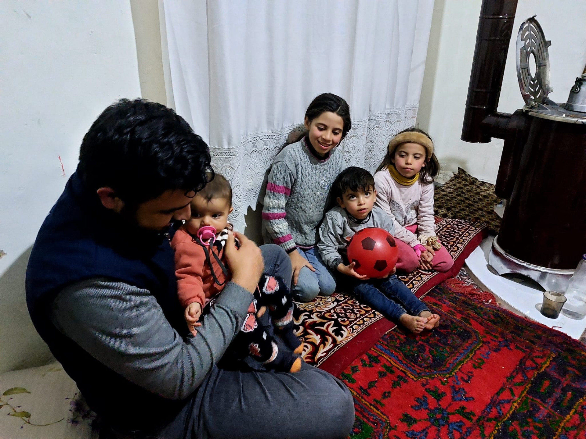 große Familie die ihre Lebensunterhaltskosten nicht tragen kann