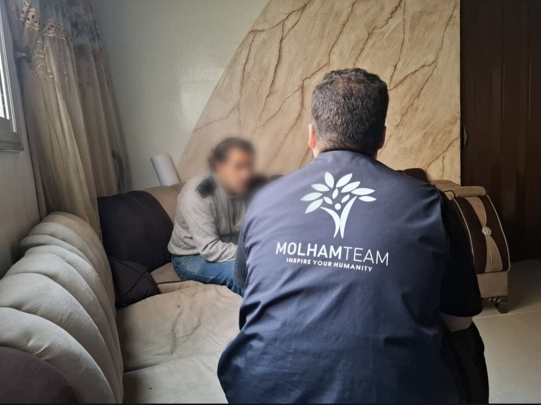 يكافح لإعالة أسرته