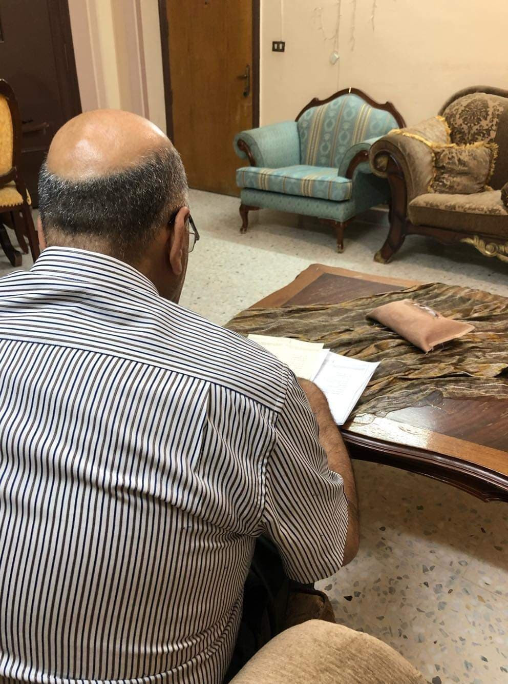 رجل يعاني من تفتت أعصاب الكتف