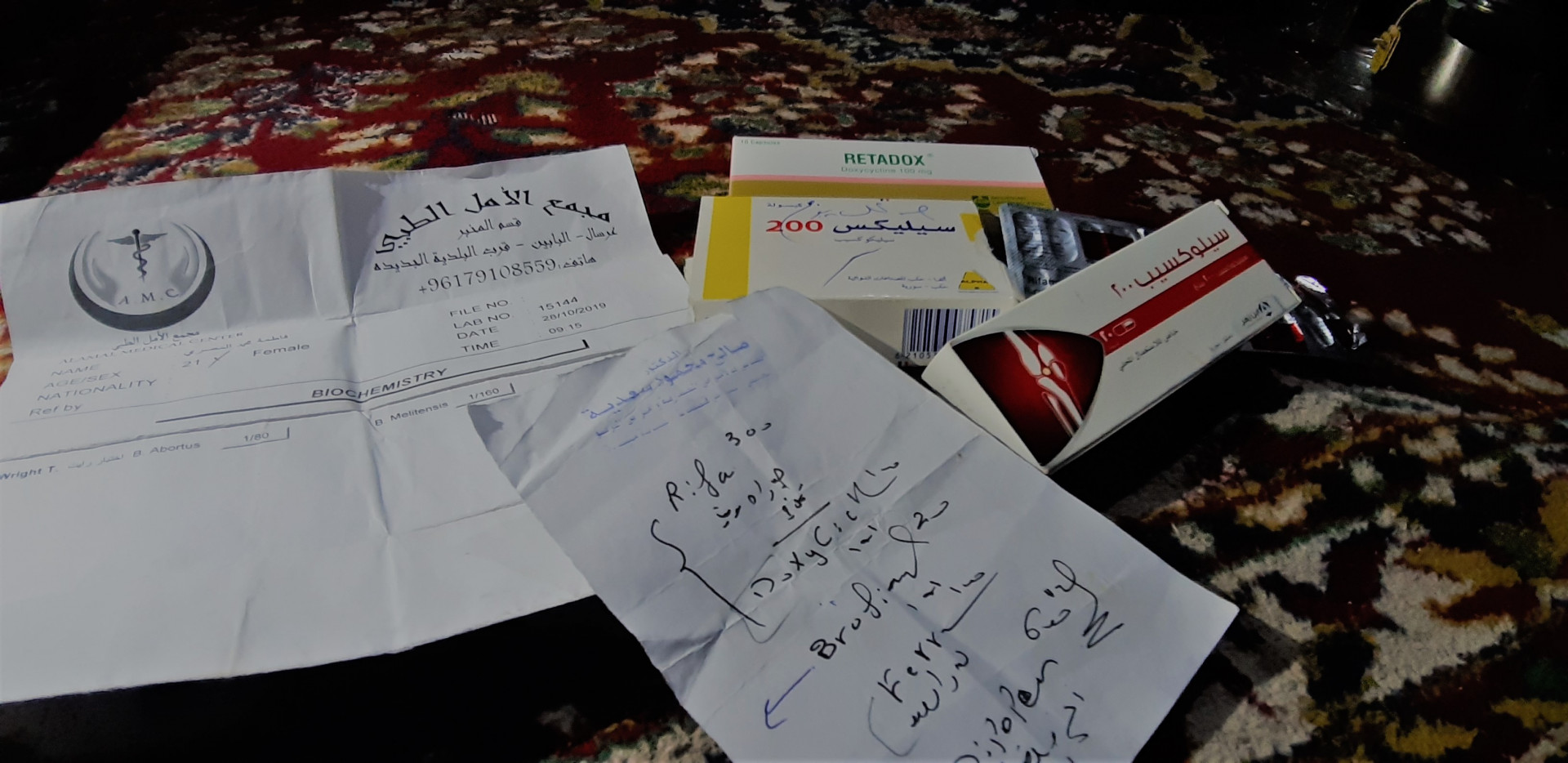 أم وطفلها مصابان بالحمى وليس لديهم تكلفة العلاج