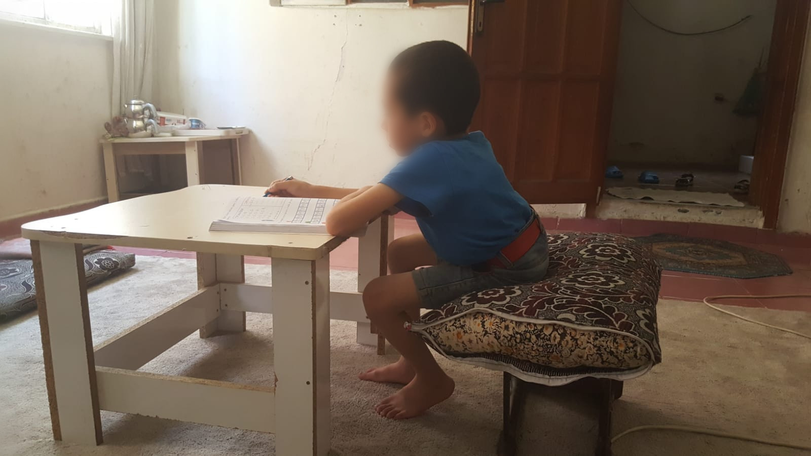 Kinan lives in a poor house with his father and needs living expenses.