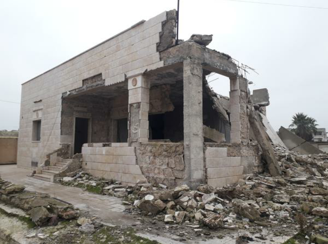 عائلة تعيش في غرفة داخل بيت مهدم