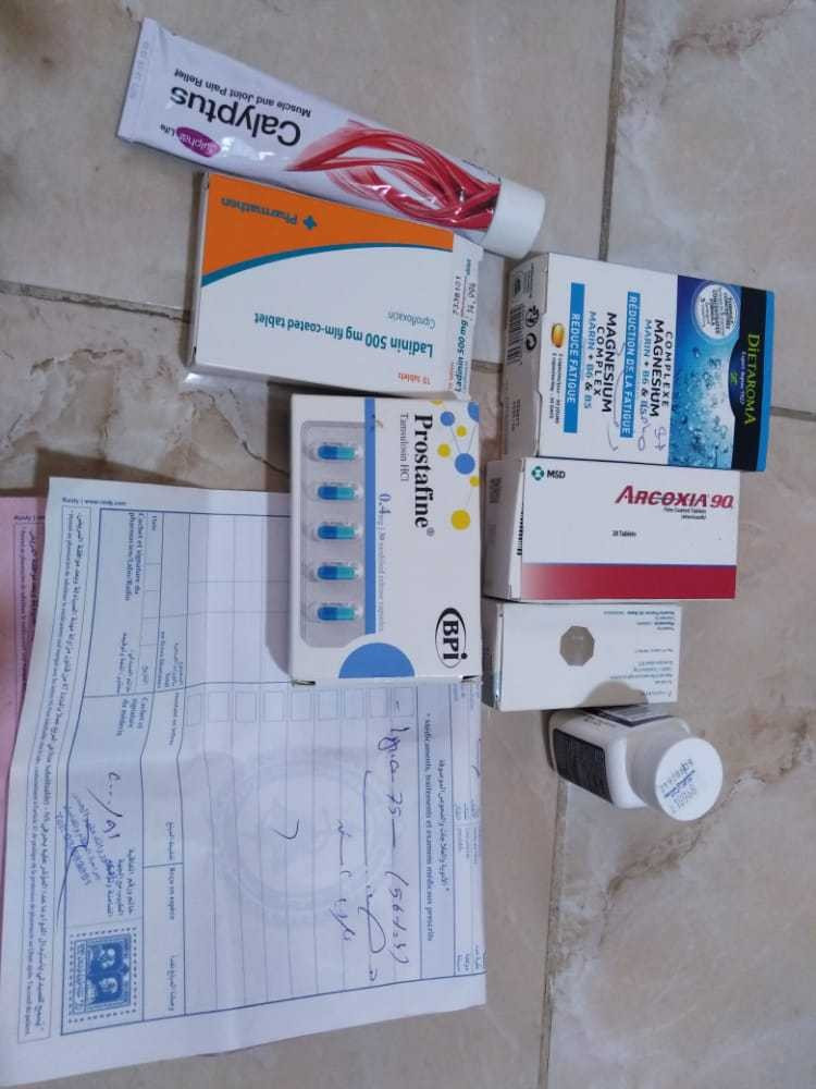 يعاني من ديسك ويهتم بأولاد أخوته