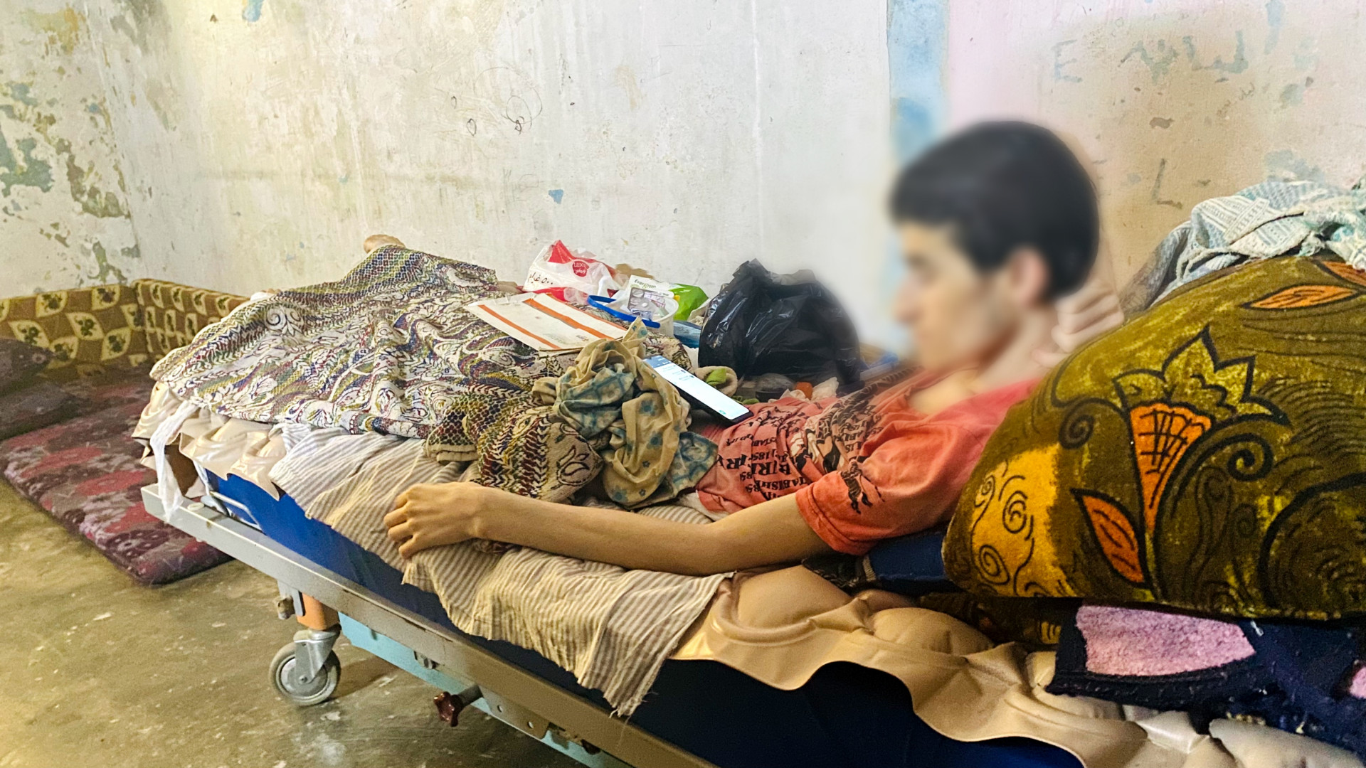 الشاب إسماعيل بعد أن تعرض لرصاصة غدر أدت إلى شلله بات الآن بحاحة إلى مصاريف معيشية.