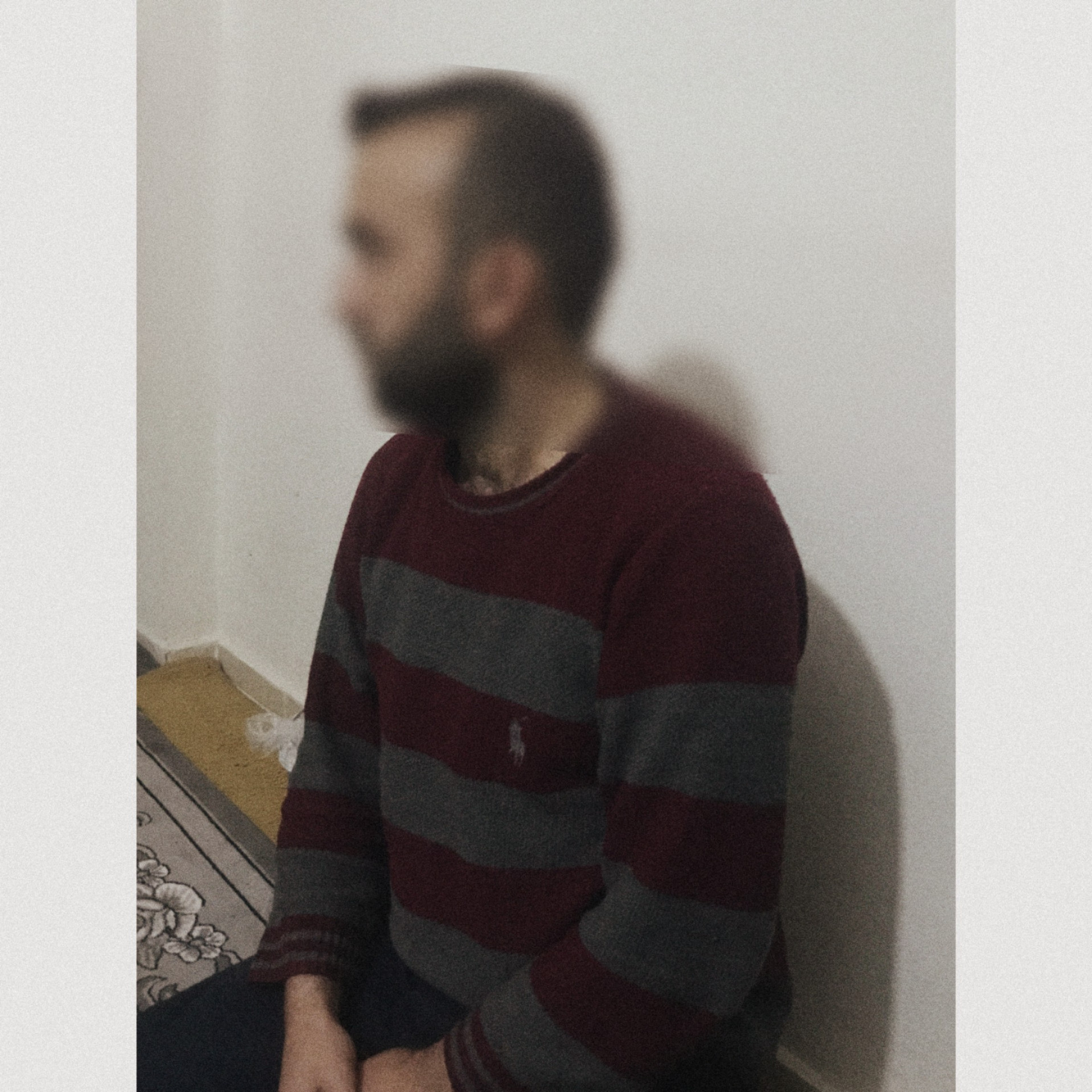 رجلٌ يعاني من ضعف نظر حاد!