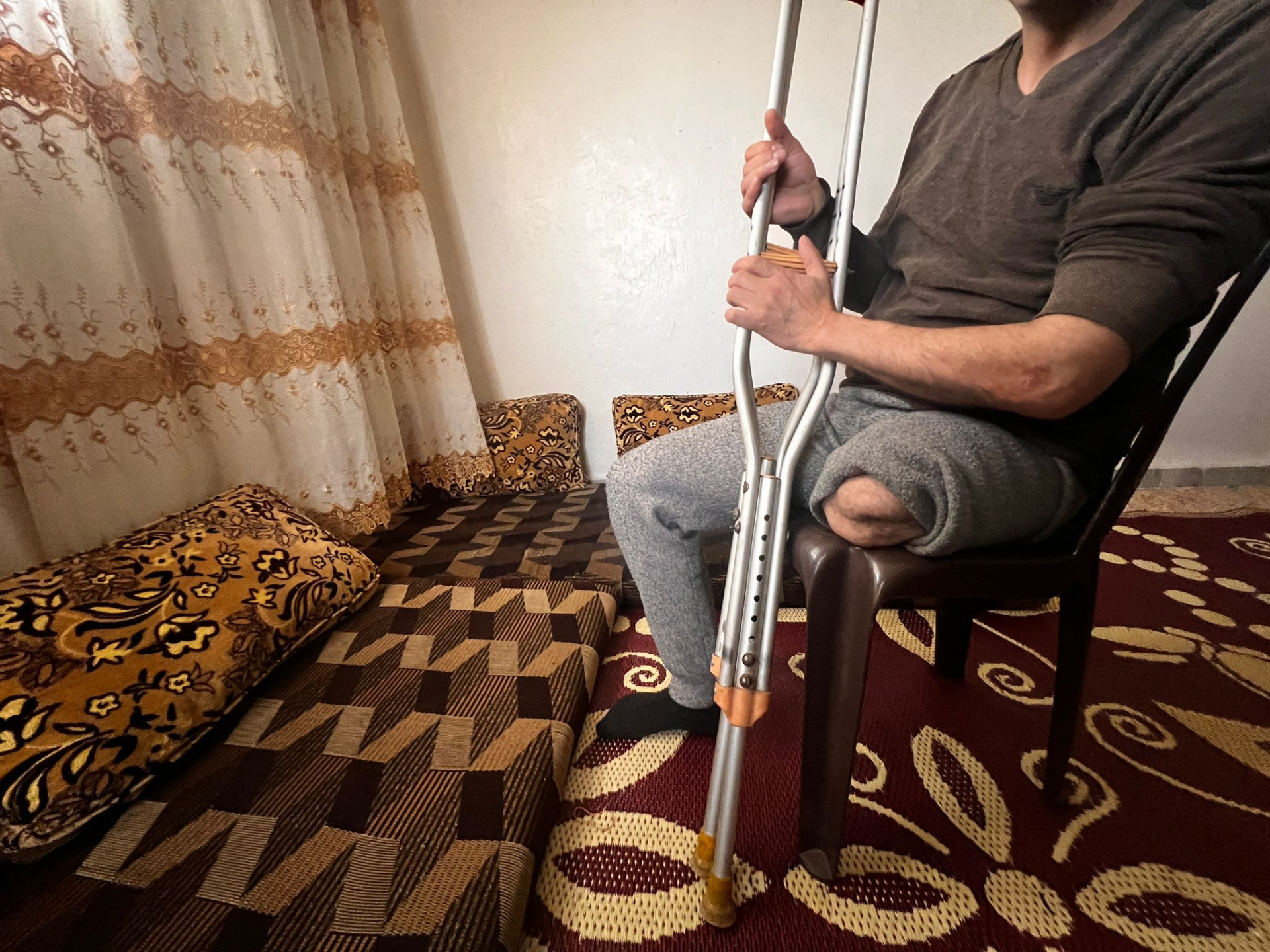 أبٌ عاجز عن العمل وأسرة تنتظر العون
