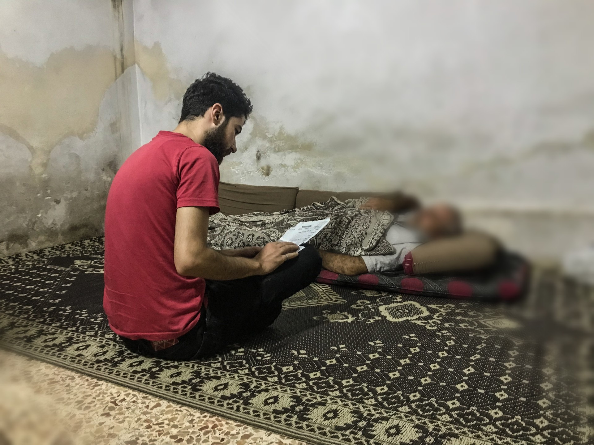 العم أحمد يعاني من أمراض في القلب، وهو بحاجة لقثطرة قلبية مستعجلة