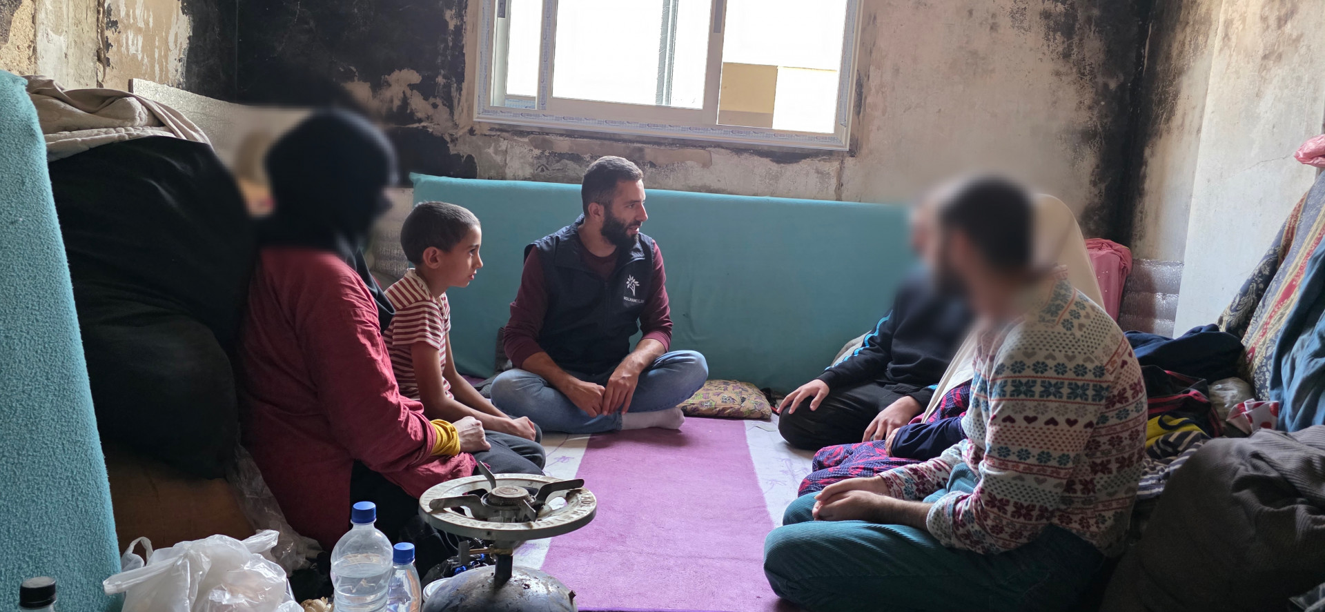 أطفال مرضى وبيتٌ متهالك