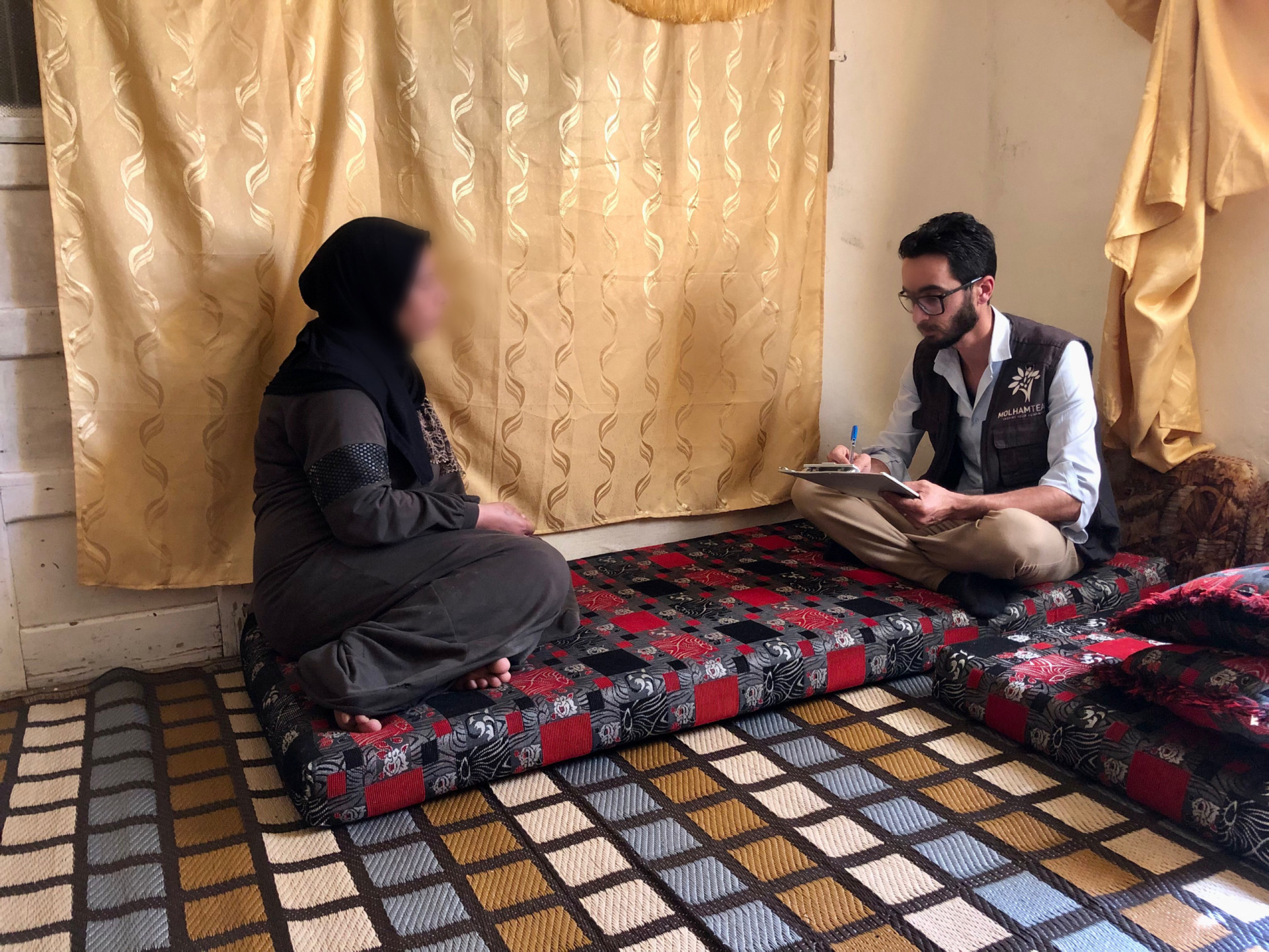 أرملة وأطفال أيتام، فمن ذا يمد يد العون لهم ويحن عليهم؟