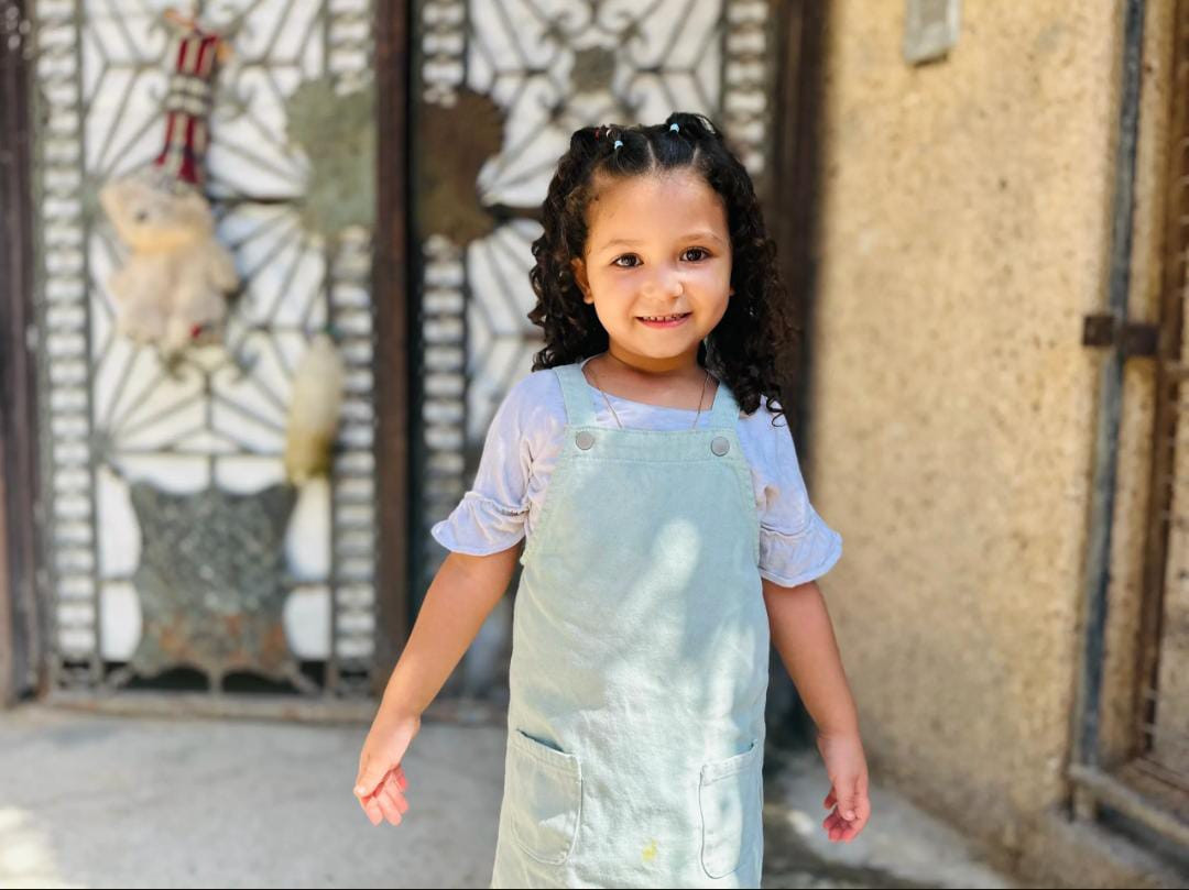 تحلم إلينا الصّغيرة أن تصبح طبيبة