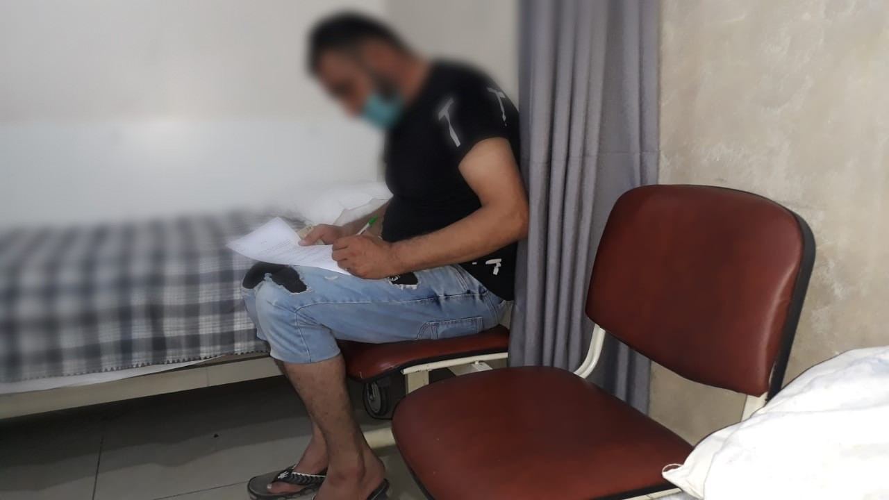 الأخ خالد يعاني من آلام شديدة في منطقة الظهر، وهو بحاجة إلى صورة طبية لظهره.