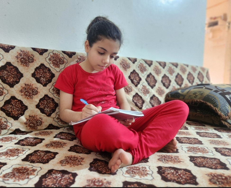إيلاف… طفلة تحلم أن تكبر مثل أقرانها