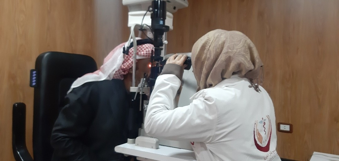 عم يعاني من ضعف شديد في النظر!