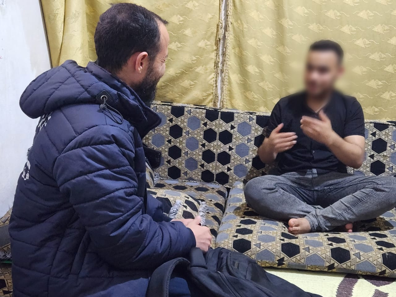 أحمد… يسمع بصعوبة ويحمل عائلة كاملة