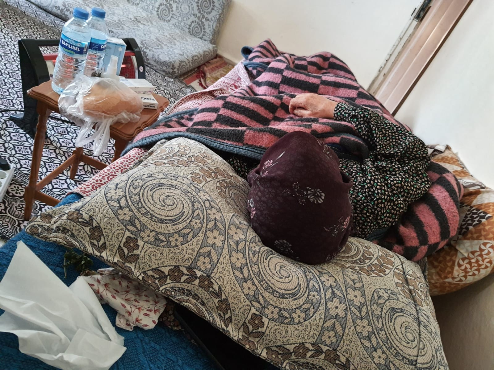 سيدة تعيش بلا معيل وبحاجة للمساعدة
