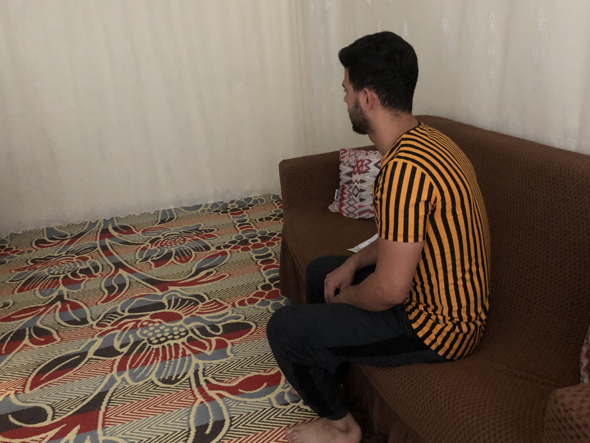 بحاجة إلى موتور لنقل زوجته المريضة بالسرطان إلى المشفى